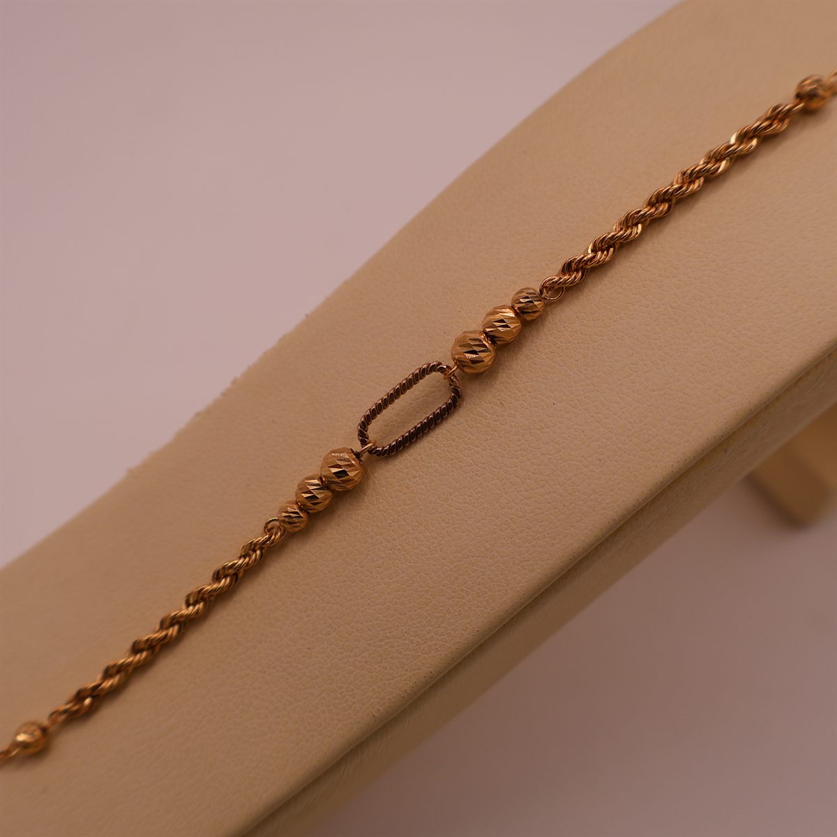Gold rope chain bracelet, close on the centre link