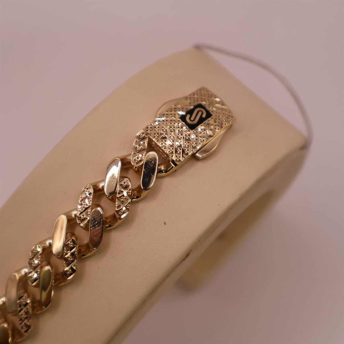 Diamond-cut gold bracelet, close on the signed clasp