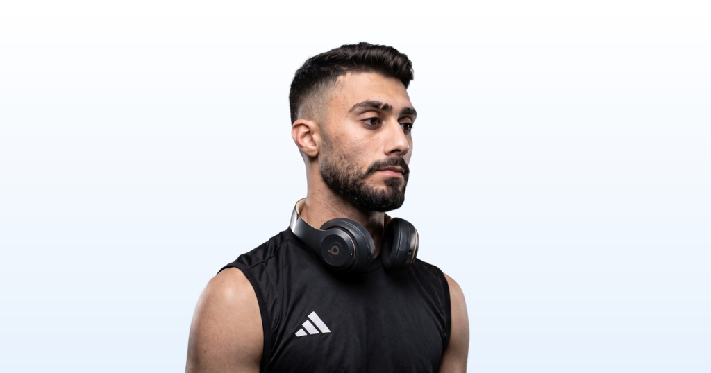 Alen Mandavi portrait on a light blue gradient background